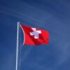 Eine Flagge der Schweiz weht im Himmel.